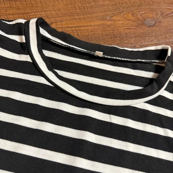 A black and white striped cold-shoulder top with long sleeves - Picture 4 of 7